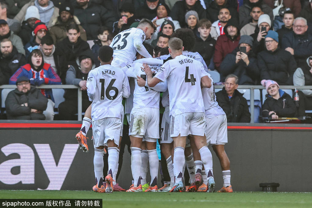 已成惯例，阿根廷足协主席赛前晒与梅西、德保罗合照